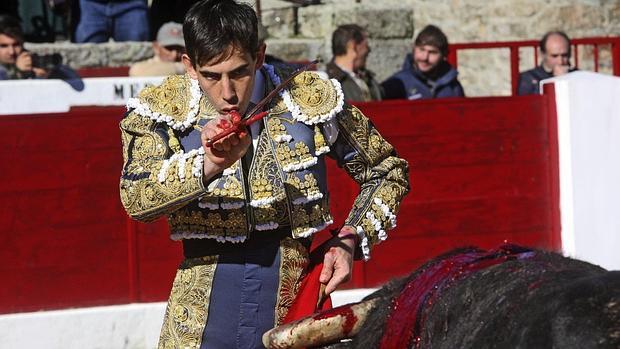 Jiménez Fortes se dispone para entrar a matar al toro de Orive