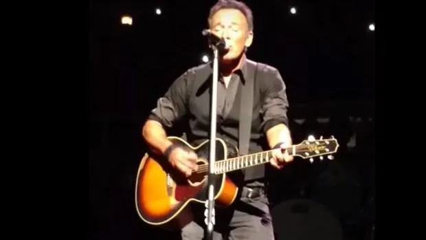 Bruce Springsteen, en un momento del homenaje que rindió, en forma de versión, a Glenn Frey en Chicago