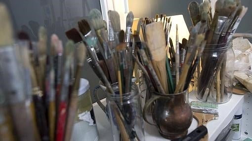 Detalle de los pinceles y brochas empleados por el artista
