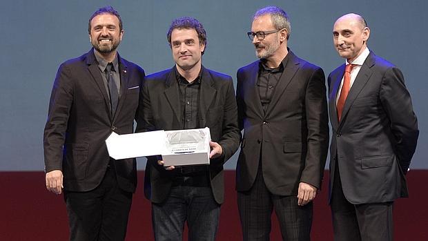El director Daniel Guzmán recibe el premio Asecan a la mejor película por «A cambio de nada»