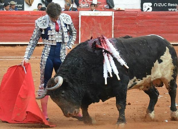 El Juli, en un torero y sentido muletazo