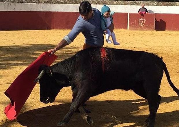 La polémica foto en que Fran Rivera «Paquirri» torea con su hija de cinco meses en los brazos