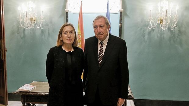 Juan Navarro, con Ana Pastor, en la entrega del Premio Nacional de Arquitectura en 2014