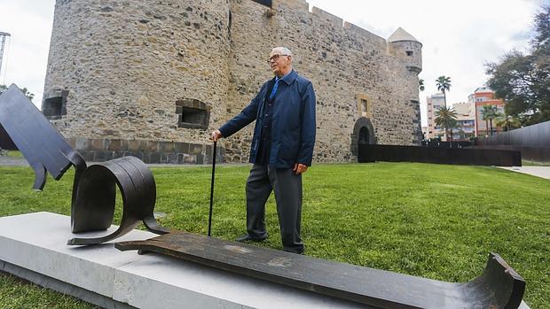 Martín Chirino, junto a una de sus esculturas, en el exterior del Castillo de la Luz, sede de su fundación