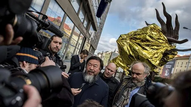 Ai Weiwei en Praga con sus «Cabezas del Zodiaco» cubiertas con mantas térmicas