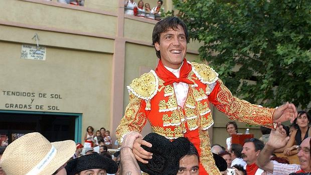 Antonio Barrera, a hombros en Tudela, en una imagen de 2005