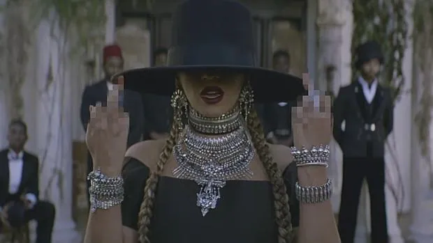 Beyoncé, dedos en alto, en el vídeo de «Formation»