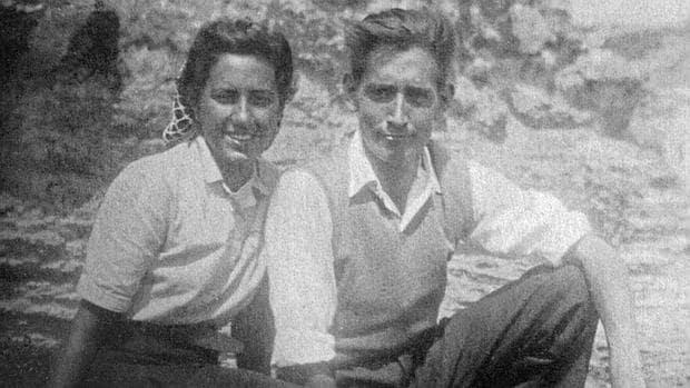 Miguel Delibes junto a su esposa en la juventud.
