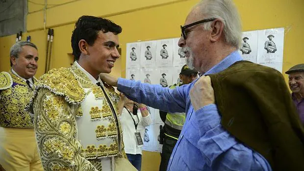 Fernando Botero desea suerte a Juan de Castilla antes de comenzar el festejo
