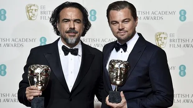 Iñárritu y DiCaprio muestran sus premios