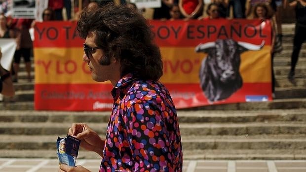 Morante de la Puebla pasea frente a un grupo de antitaurinos antes de su corrida en Ronda, en septiembre de 2015