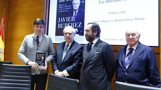 Manuel Pimentel, Javier Ruperez, Ramón Pérez-Maura y José Luis de Zavala, durante la presentación del libro