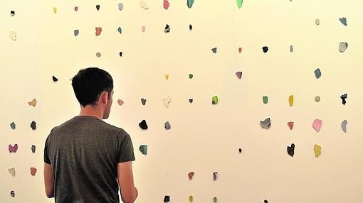 Alejandro Leonhardt junto a su obra en la galería L21