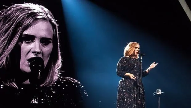 Adele, durante el concierto con el que daba comienzo su gira mundial en Belfast