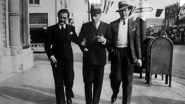 Jardiel Poncela (a la izquerda), paseando por Los Ángeles con Gregorio Martínez Sierra y José López Rubio en 1932