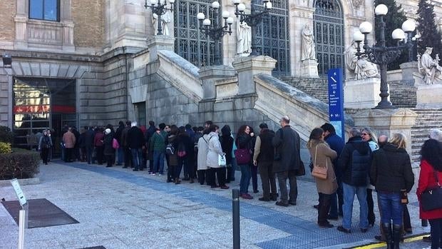 Vista de la cola formada a la entrada de la Biblioteca Nacional para ver la exposición de Cervantes