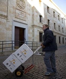 Las cajas han ido saliendo durante años, cargadas de documentos, no siempre bien elegidos