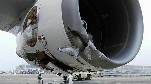 Otra vista del motor destrozado durante las maniobras aeroportuarias