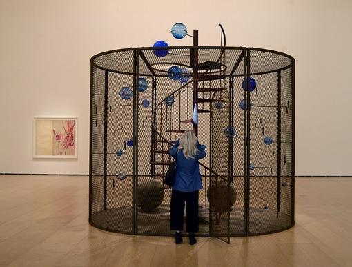 Una mujer fotografía «Celda (la última subida)», de Louise Bourgeois, de 2008