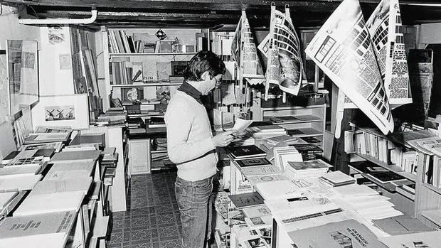 Ulises Carrión en «Other Books and So», el espacio que dirigió en Amsterdam en los años 70