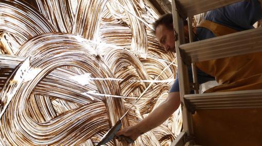 Miquel Barceló, creando su gran fresco de arcilla efímero en la Biblioteca Nacional de Francia