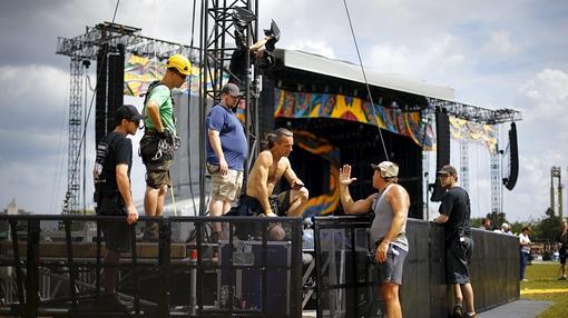 Instalación del escenario del concierto en la Ciudad Deportiva de La Habana