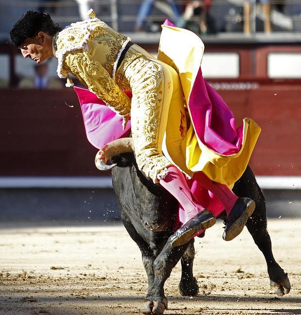 Iván Fandiño se libró de milagro de la cornada en dos terribles volteretas