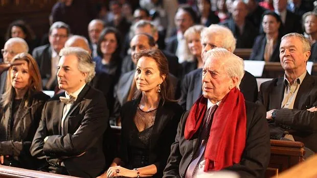Vargas Llosa, junto a Isabel Preysler y su hijo Álvaro, anoche en la Sorbona de París