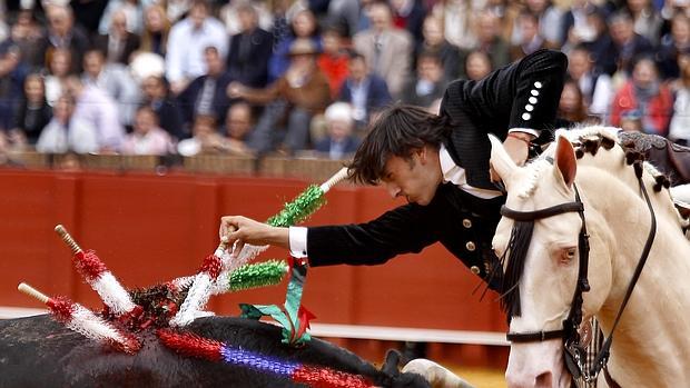 Corrida de rejones en la Real Maestranza de Caballeria de Sevilla