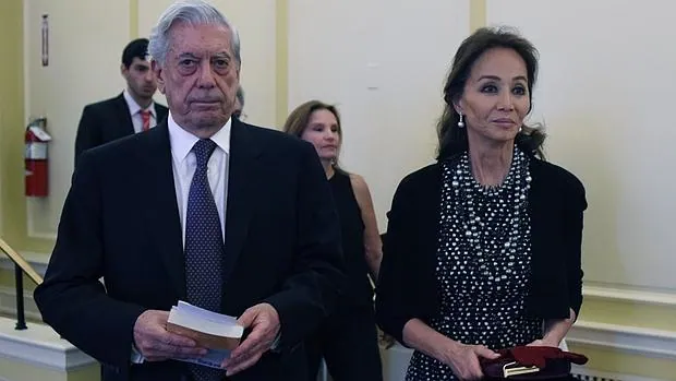 El premio Nobel de Literatura Mario Vargas Llosa llega con Isabel Preysler a la entrega del premio en Washington