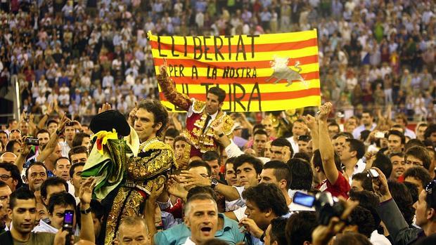 José Tomás y Serafín Marín, a hombros entre la multitud en la Monumental de Barcelona, en 2013