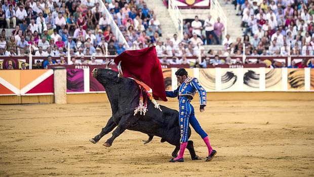 Alejandro Talavante, en un pase de pecho, el pasado año en la Malagueta