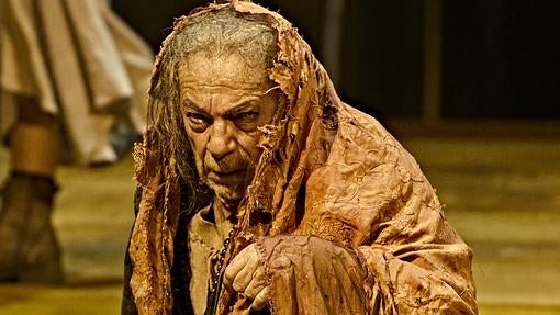 José Luis Gómez, como Celestina, en el montaje que actualmente se ve en el Teatro de la Comedia