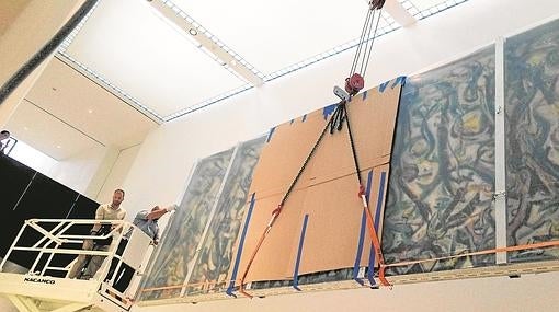 Instalación del Mural de Pollock con una grúa