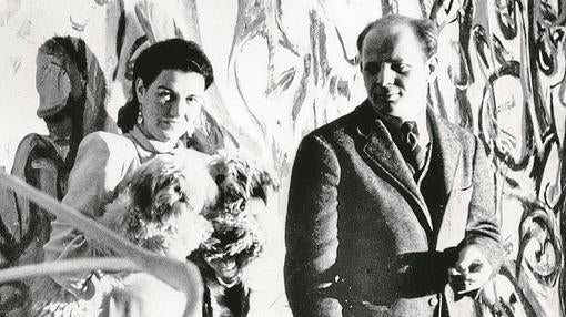 Peggy Guggenheim y Jackson Pollock ante el Mural en la entrada de la residencia de la coleccionista en Manhattan