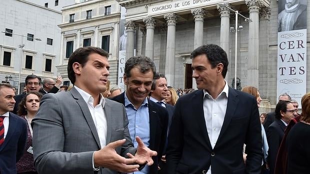 Rivera, Cantó y Sánchez conversan ayer a la salida del festivo homenaje que el Congreso rindió a Cervantes