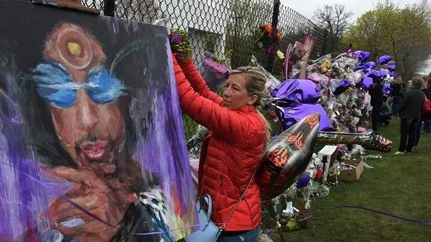 Fans realizan homenajes a Prince en la entrada de su casa, donde falleció este jueves
