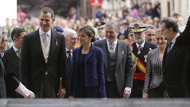 Los Reyes llegan a la entrega del Premio Cervantes junto a Rajoy y Méndez de Vigo