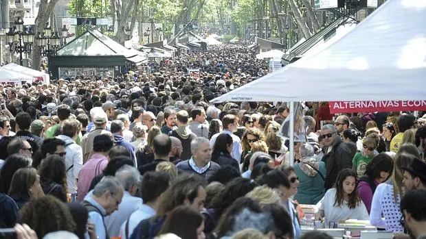 Miles de personas han vuelto a echarse a las calles en Barcelona con motivo de Sant Jordi