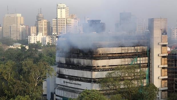 Bomberos trabajan en la extinción de un incendio en el Museo de Historia Natural en Nueva Delhi (India)