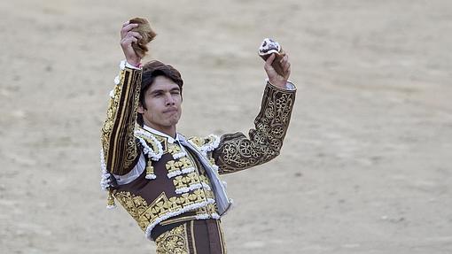 Castella pasea dos orejas en Las Ventas