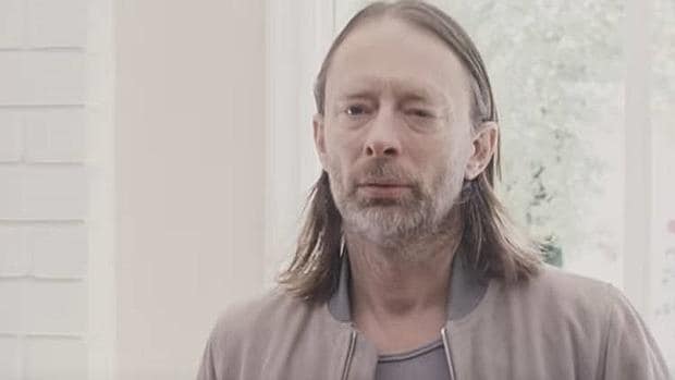 Thom Yorke, de Radiohead, en una imagen del vídeo de «Daydreaming»