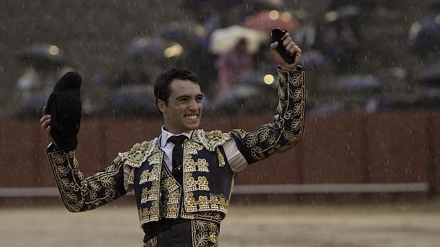 Rafa Serna pasea la oreja bajo la lluvia