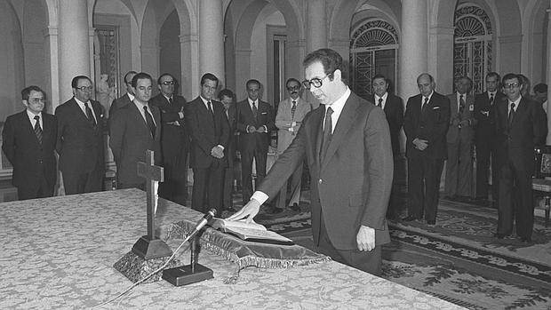 González Seara jurando su cargo de secretario de Estado de Universidades e Investigación (1977)