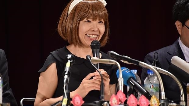 Megumi Igarashi durante la rueda de prensa en la que ha comentado su exculpación de obscenidad por un tribunal japonés con varias figuras modeladas a partir de su vagina