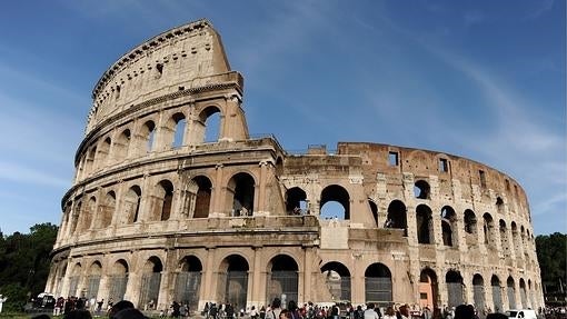 El Coliseo de Roma visitado por turistas