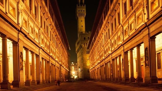 La Galería de los Uffizi con el Palacio Vecchio al fondo