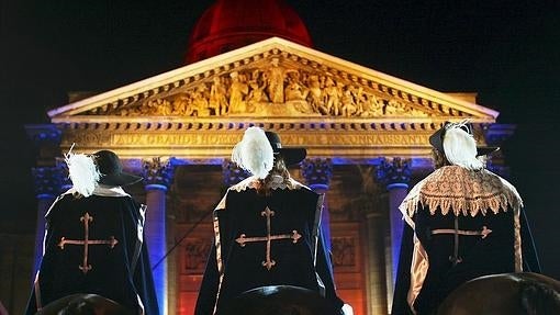 Tres mosqueteros frente al Panteón de París durante una representación