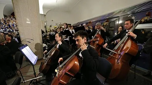 Componentes de la orquesta tocan durante el concierto