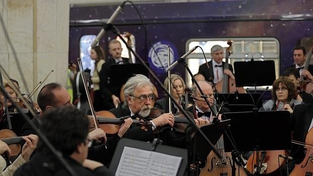 Los miembros de la orquiesta durante el concierto